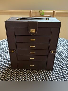 Classic Brown Jewelry Organizer with Gold Hardware